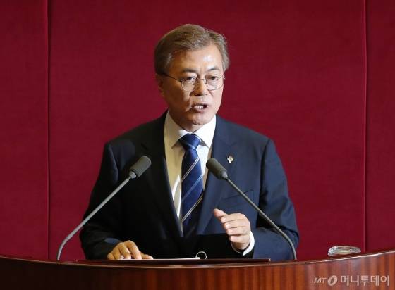 문재인 대통령이 12일 오후 서울 여의도 국회 본회의장에서 시정연설을 하고 있다./사진=허경 뉴스1 기자 <저작권자 &copy; 뉴스1코리아, 무단전재 및 재배포 금지>