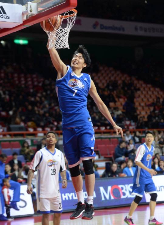 KCC 송교창이 1월 22일 부산 사직체육관에서 열린 2016-2017 KBL 프로농구 올스타전에서 오프닝 경기로 외국인 선수 팀과의 3대3 농구에서 덩크슛을 성공시키고 있다. 부산=허상욱 기자 wook@sportschosun.com