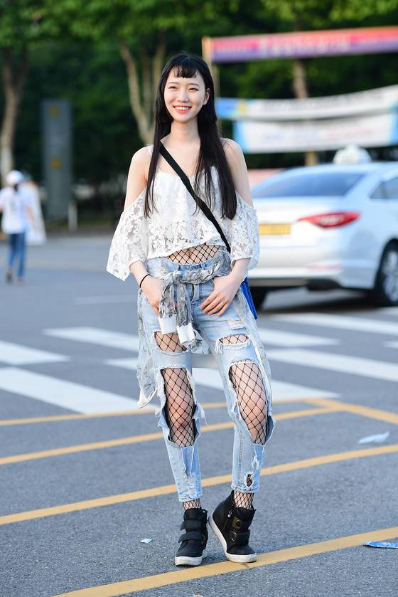 오프 숄더 톱과 찢어진 청바지, 망사 스타킹으로 페스티벌 룩을 완성했다. 2017 UMF 현장. [사진 스트리트 사진가 백성원]