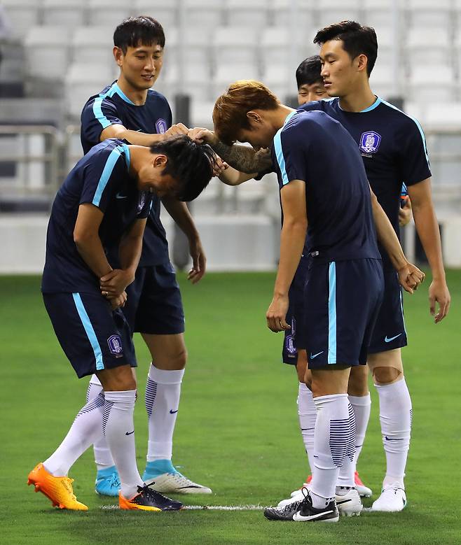 2018 러시아월드컵 최종예선 카타르 전을 하루 앞둔 12일 오후(현지시간) 카타르 도하 자심 빈 하마드 경기장에서 열린 축구국가대표팀 훈련에서 김진수가 패스 게임 도중 실수해 벌칙을 받고 있다.[연합뉴스]