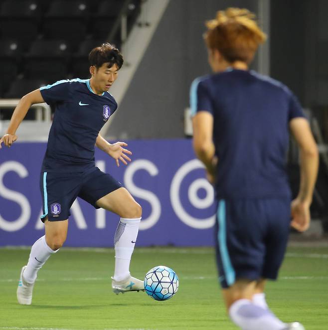 손흥민이 12일 오후(현지시간) 카타르 도하 자심 빈 하마드 경기장에서 열린 축구국가대표팀 훈련에서 드리블 훈련을 하고 있다.[연합뉴스]