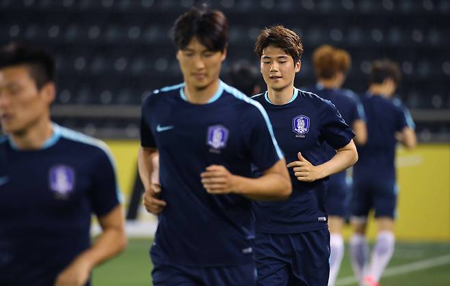 대표팀 주장 기성용이 12일 오후(현지시간) 카타르 도하 자심 빈 하마드 경기장에서 열린 축구국가대표팀 훈련에서 동료 선수들과 그라운드를 뛰며 적응훈련을 하고 있다.[연합뉴스]
