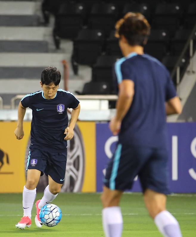 12일 오후(현지시간) 카타르 도하 자심 빈 하마드 경기장에서 열린 축구국가대표팀 훈련에서 남태희가 드리블 훈련을 하고 있다.[연합뉴스]