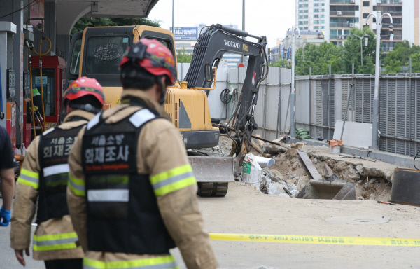 13일 낮 서울 관악구 남현동 한 주유소에서 폭발사고가 발생, 소방대원들이 현장을 점검하고 있다. 연합뉴스