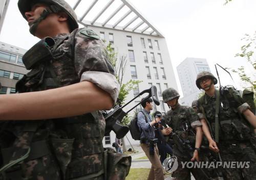 (서울=연합뉴스) 박동주 기자 = 13일 오전 서울 신촌의 연세대 1공학관 건축학과 김모 교수 연구실에서 폭발사고가 발생, 군 관계자들이 이동하고 있다.  2017.6.13      pdj6635@yna.co.kr
