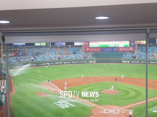 ▲ 스프링클러가 오작동한 사직구장 ⓒ 부산, 박성윤 기자