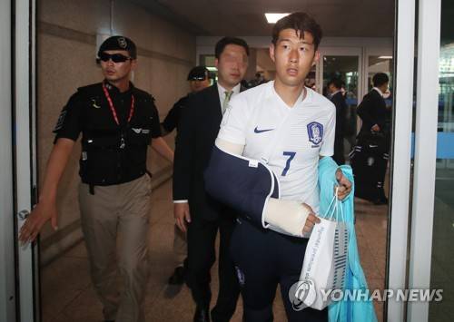 (영종도=연합뉴스) 임헌정 기자 = 2018 러시아월드컵 아시아지역 최종예선 카타르와 원정에서 패한 한국 축구 대표팀의 손흥민이 오른팔에 깁스를 한 채 14일 오후 인천 영종도 인천국제공항을 통해 귀국하고 있다. 2017.6.14      kane@yna.co.kr