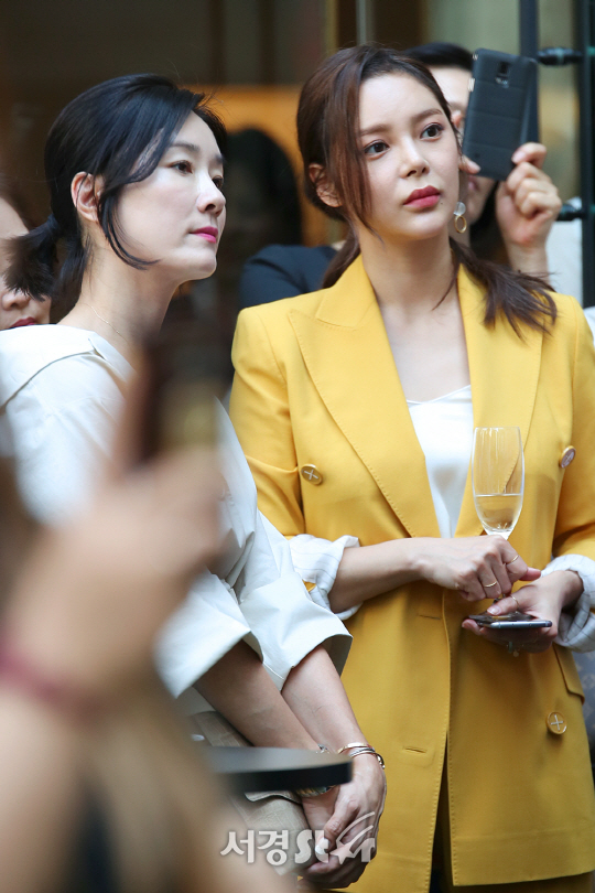 배우 오연수, 박시연이 15일 오후 서울 강남구 한 갤러리에서 열린 전시 오프닝 행사에 참석하고 있다.