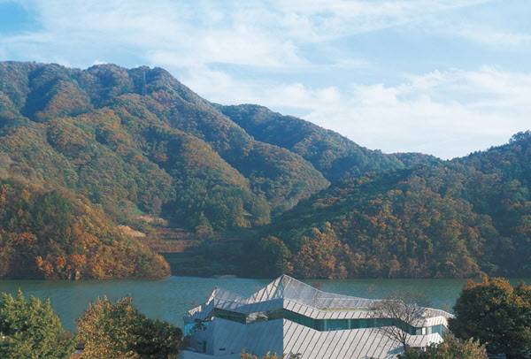 경기 가평의 단독주택 '도헌'은 북한강이 집 앞으로 흐르고 앞산에는 단풍으로 물들었다.