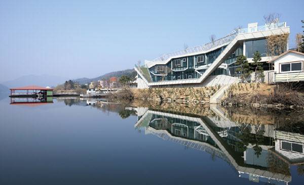 도헌의 측면모습. 집에서 선착장이 연결돼 있다.