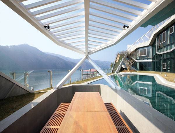 마당에 있는 야외 테라스.