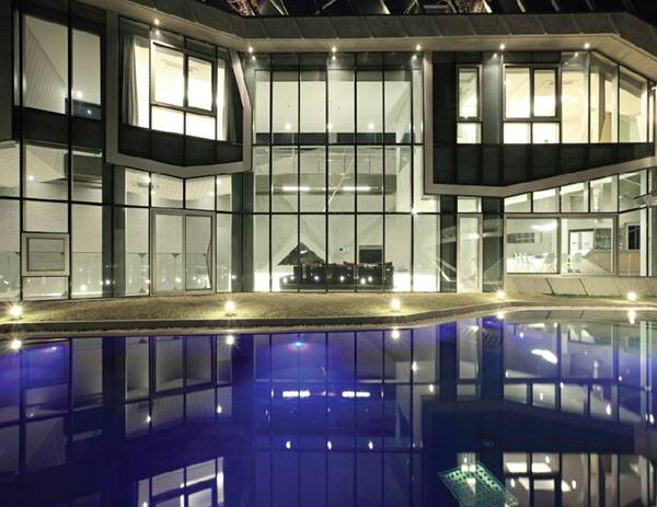 수영장에서 바라본 집 내부의 모습