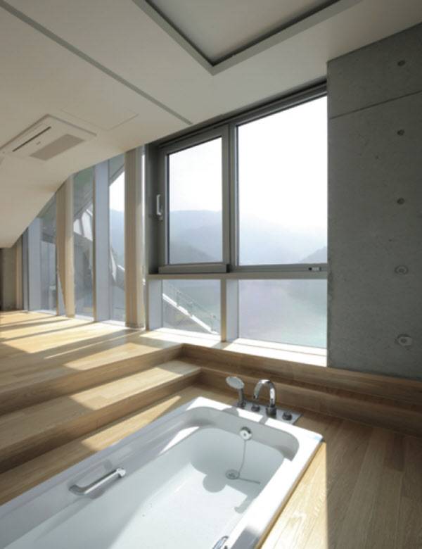 욕조에서도 북한강을 조망할 수 있다.