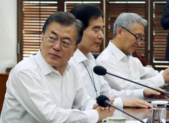 문재인 대통령이 15일 청와대에서 수석 보좌관회의에서 모두발언을 하고 있다. 김성룡 기자