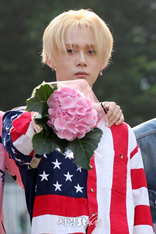 펜타곤 이던이 16일 오전 서울 영등포구 여의도동 KBS신관 공개홀에서 진행된 KBS 뮤직뱅크 리허설에서 참석하기 위해 출근하고 있다.