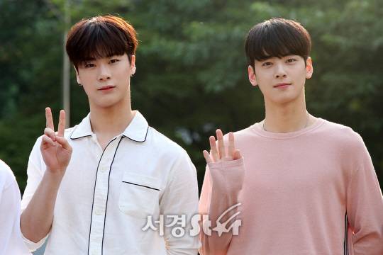 아스트로 문빈과 차은우가 16일 오전 서울 영등포구 여의도동 KBS신관 공개홀에서 진행된 KBS 뮤직뱅크 리허설에서 참석하기 위해 출근하고 있다.