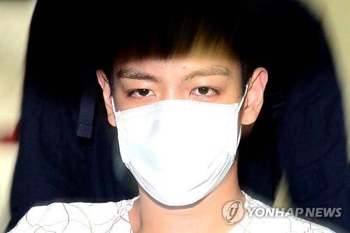 대마초를 피운 혐의로 재판에 넘겨진 인기 그룹 빅뱅의 멤버 최승현(30·예명 탑)씨가 지난 9일 오후 서울 양천구 이대목동병원 응급중환자실에서 퇴원하는 모습. 최씨는 지난 6일 의식을 잃은 채 병원에 옮겨졌다가 퇴원했다.