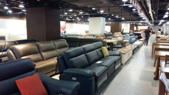 올랜드아울렛 파주 본점에 진열된 가구들. 리퍼브 상품들이 소비자가격의 절반에 판매된다.[사진 올랜드아울렛]