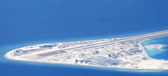 중국이 남중국해 스프래틀리제도에 만든 인공섬인 수비 암초에 건설된 각종 군사 구조물과 활주로, 건물 등이 지난 4월 위성사진에 포착된 모습.AP뉴스