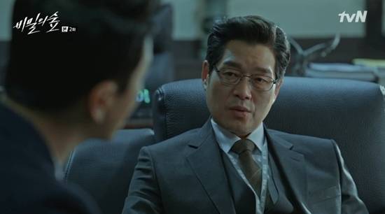 '비밀의 숲'에서 냉철한 차장 검사 이창준 역할을 맡은 유재명. '생활연기의 달인'과는 또다른 면모를 보인다. [사진 tvN]