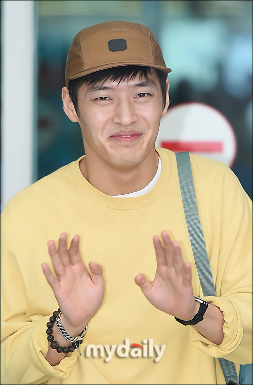 ▲ 쑥스러운 강하늘 '이제 그만 찍을게요'