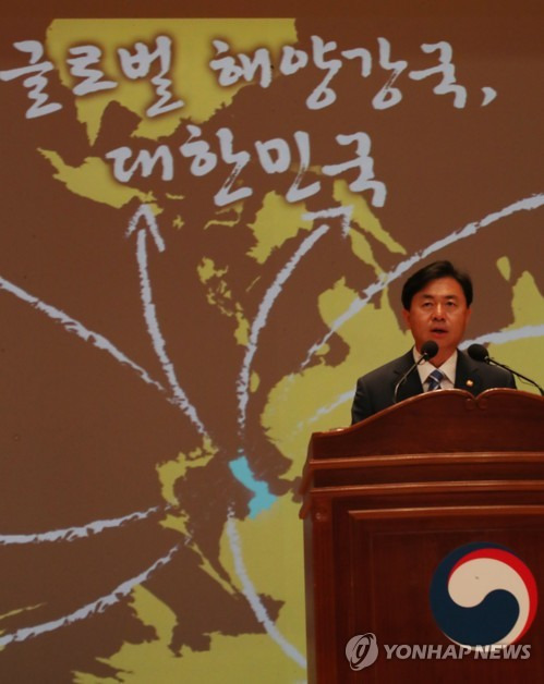 (세종=연합뉴스) 이진욱 기자 = 19일 오전 정부세종청사 해양수산부에서 열린 취임식에서 김영춘 장관이 새로운 도약을 다짐하는 의미로 지도를 거꾸로 달고 취임사를 하고 있다. 2017.6.19  cityboy@yna.co.kr