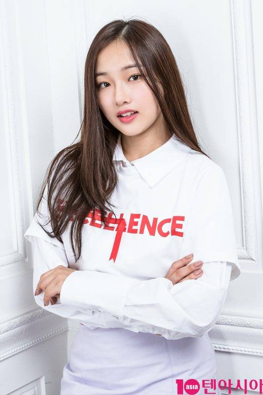 가수 크리샤츄가 서울 중구 청파로 한경텐아시아에서 진행된 인터뷰에 앞서 포즈를 취하고 있다. / 사진=이승현 기자 lsh87@