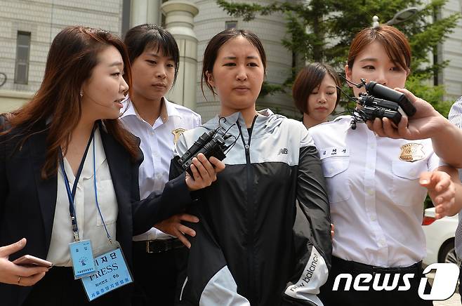 최순실 씨의 딸 정유라 씨가 두 번째 구속 전 피의자심문(영장실질심사)을 마치고 20일 오후 서울 서초구 서울중앙지법을 나서고 있다. 2017.6.20/뉴스1 © News1 이재명 기자