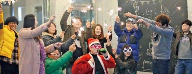 바름협동조합이 운영하는 게스트하우스에서 파티 중인 청년들. 바름협동조합 제공