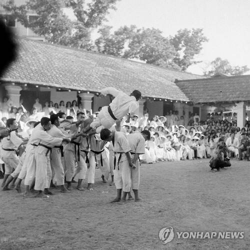 1966년 베트남 붕타우 운동장에서 한국의 태권도 사절단이 공중 격파 시범을 보이고 있다. [연합뉴스 자료 사진]