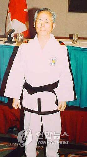 태권도복을 입은 최홍희 ITF 전 총재의 생전 모습. [연합뉴스 자료 사진]