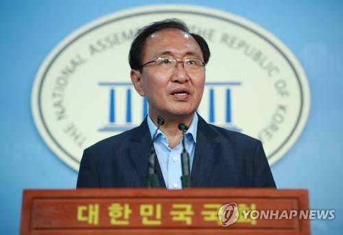 (서울=연합뉴스) 홍해인 기자 = 정의당 노회찬 원내대표가 20일 오후 국회 정론관에서 사퇴한 안경환 전 법무부 장관 후보자의 혼인무효판결문과 관련 기자회견을 갖고 있다. 2017.6.20      hihong@yna.co.kr