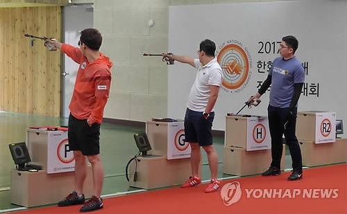 (청주=연합뉴스) 김승욱 기자 = 20일 충북 청주종합사격장에서 열린 '2017 한화회장배 전국사격대회'에서 진종오(가운데)가 사격하고 있다. 2017.6.20      ksw08@yna.co.kr