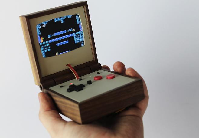 게임기를 나무 상자에 넣은 버전