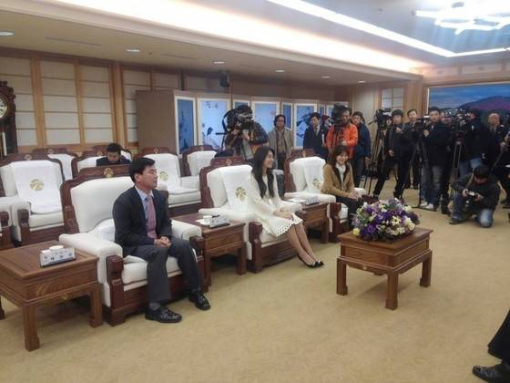 왼쪽부터 수지 아버지, 수지, 수지 어머니. [사진 온라인 커뮤니티]