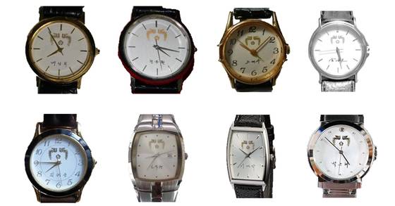 왼쪽 상단부터 시계방향으로 박정희, 전두환, 노태두, 김영삼, 박근혜, 이명박, 노무현, 김대중 전 대통령 정부의 기념시계.