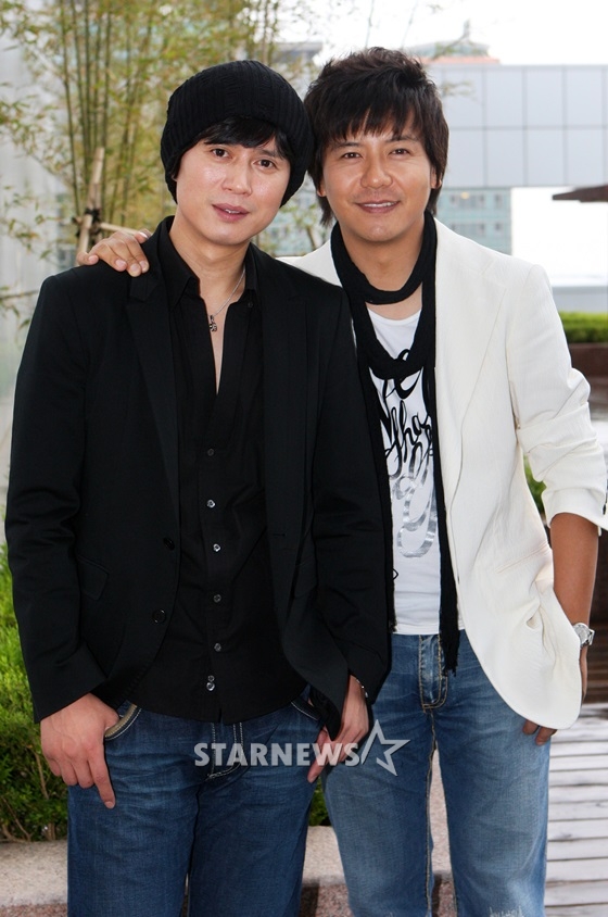 2009년 베스트 앨범 발표 당시 더 블루 김민종(왼쪽)과 손지창 /사진=스타뉴스