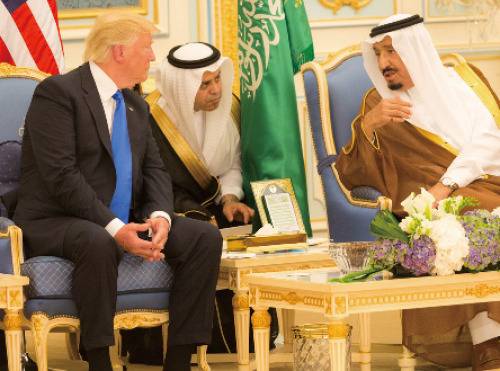 도널드 트럼프 미국 대통령(왼쪽)과 살만 빈 압둘아지즈 사우디아라비아 국왕이 대화를 나누고 있다.[화이트 하우스]