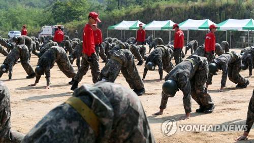 (함안=연합뉴스) 김동민 기자 = 낮의 길이가 일년 중 가장 길다는 하지인 21일 경남 함안군 39사단 유격장에서 장병들이 PT(Physical Training)체조를 받고 있다.      39사단은 폭염 등 29.5도가 넘으면 훈련을 중단한다고 말했다. 2017.6.21        image@yna.co.kr
