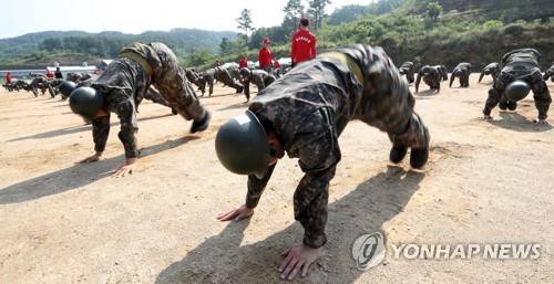 (함안=연합뉴스) 김동민 기자 = 하지인 21일 경남 함안군 39사단 유격장에서 장병이 PT(Physical Training) 체조를 받으며 땀을 흘리고 있다. 2017.6.21