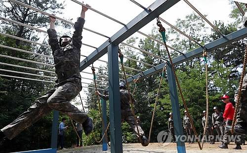(함안=연합뉴스) 김동민 기자 = 하지인 21일 경남 함안군 39사단 유격장에서 장병이 유격 훈련을 하고 있다. 2017.6.21