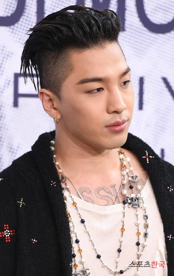 샤넬 '마드모아젤 프리베' 전시 개최 기념 포토월 행사에 참석한 태양. 사진=이혜영 기자 lhy@hankooki.com