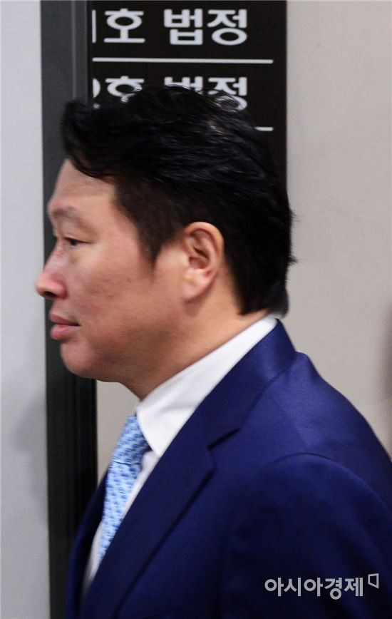 22일 박근혜 전 대통령 공판에서 증언을 하기 위해 법정으로 향하는 최태원 SK그룹 회장