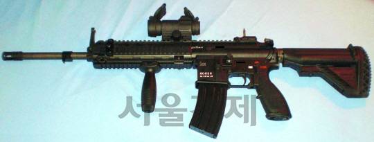 독일 HK사의 HK-416 소총. 미군의 M-4 소총을 독일 기술로 재설계한 것으로 각군 특수부대는 물론 노르웨이와 프랑스 군의 일반 제식 소총으로 지정되는 등 보유 국가가 늘어나는 추세다.
