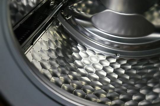 밀레 허니컴 세탁기는 드럼 표면이 오목한 육각형 벌집 모양으로 되어 있다. 세탁 과정에서 세탁물 사이에 쿠션 역할을 하는 수막을 형성시켜 세탁물이 부드럽게 낙하할 수 있도록 한다./사진제공=밀레