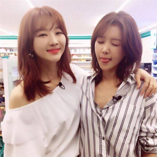 '인생술집' 장희진과 채정안이 포즈를 취하고 있다/ 사진=채정안 인스타그램