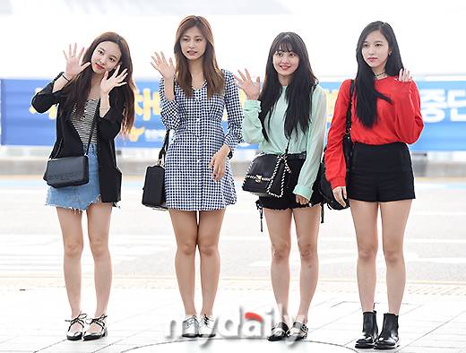 ▲ 트와이스 나연·쯔위·지효·미나 '밝은 인사'