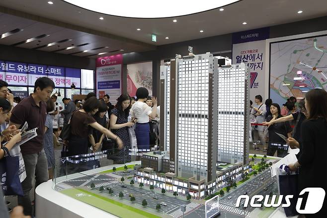 지하 5층~지상 36층 3개 동으로 구성된 '일산 한류월드 유보라 더 스마트'. 단지 내에는 반도건설의 브랜드 사가 '카림 애미쥬 일산'이 들어선다.(사진=진희정 기자)© News1