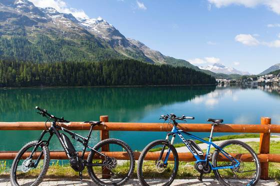 옥빛으로 반짝이는 생모리츠 호수.