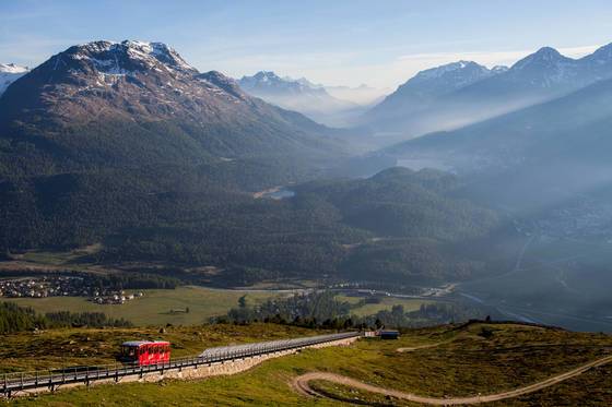 무오타스 무러글 산에서 내려다본 엥가딘 계곡. 해가 서쪽으로 기울면서 생모리츠 시내를 비추고 있다. 산을 오르는 작은 열차가 푸니쿨라다. 오후 8시 즈음 촬영한 사진이다.